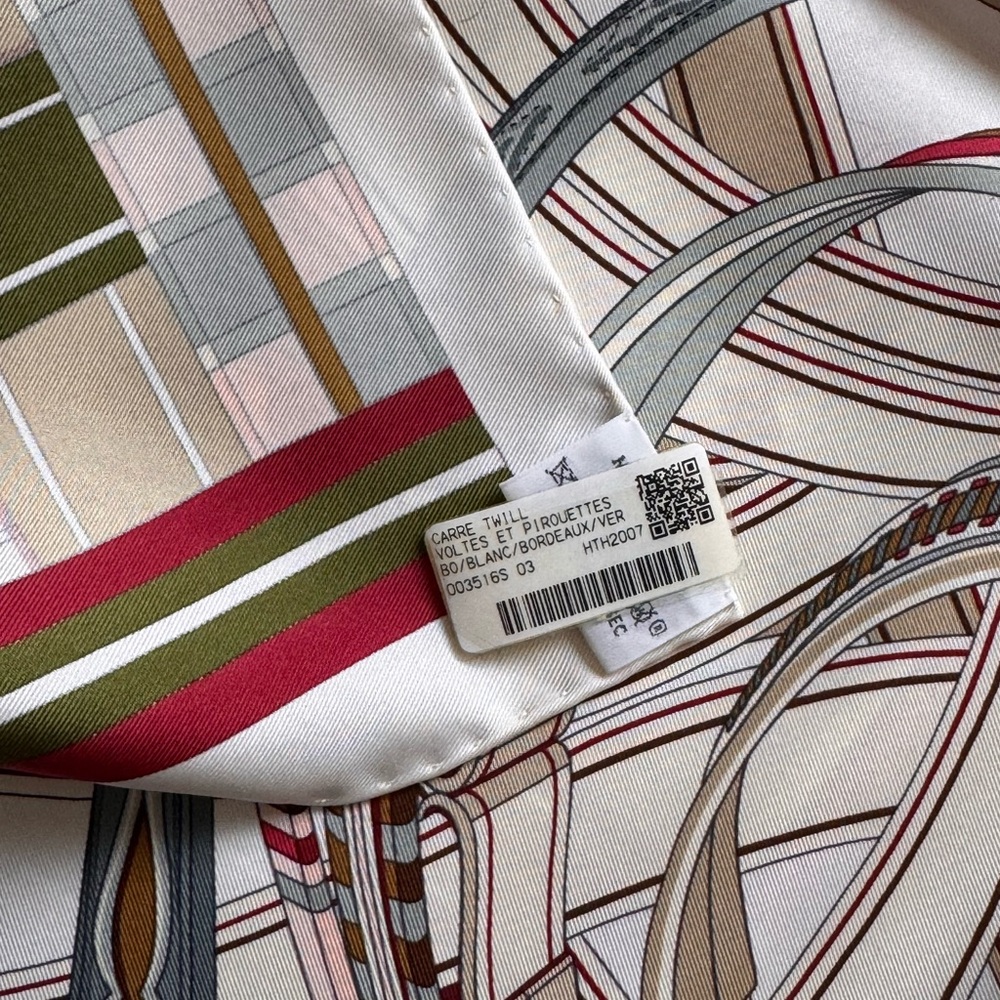 Hermès Silk Scarf with Geometric Design 90 - Picture 4 of 4